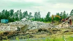 Sista kroppen. Det gamla ålderdomshemmet Hammargården är nu ett minne blott. I går revs den sista huskroppen, allt för att göra plats för 36 nya småhus. Foto: Ingemar Petersson