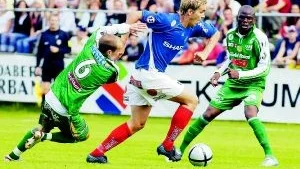 Bara oavgjort. ÅFF fick nöja sig med 1-1 mot Boden i går. Här är det Martin Jönsson som driver bollen uppvaktad av Bodenspelarna Espen Minde och Mtaka Simba.                      FOTO: MATTIAS AHLM