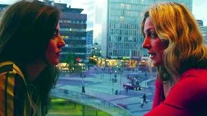 Tjejsnack. Amanda Ooms och Lia Boysen pratar kärleksbekymmer i "Sök".Foto: Sonet