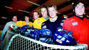 Nya i VIK. Sex av nio spelare i A-truppen deltog på gårdagens träning. Från vänster ses Jimmie Sjödin, Roy Lundgren, Joakim Skoog, John Tydén, Robin Jillehed och Henrik Carlberg.                                                                                                                                                                                    Foto: Matilda Ahl