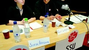 Vänstra sidan. Regeringspartiet med stödpartier representerades av Sofia Åkesson, Ung vänster, Karl Längberg, SSU, och Anna Bodjo, miljöpartiet.