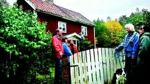 Rivs. Torpet Lillskog vid sjön Maren ska rivas när en ny golfbana byggs vid sjön - något som får hyresgästerna Tomas, May och Sabina Holmquist och grannarna Dan och Inger Dahlqvist att reagera.