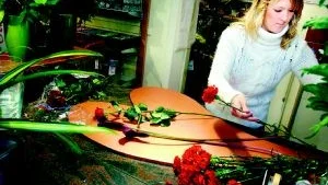 SM-finalist.   Kristin Johansson tävlar i SM i blombinderi. Hon har valt att skapa ett arrangemang bestående kallor, nejlikor och rosor men också frukter som ska placeras på en hjärtformad skiva, och bindas med koppartråd.