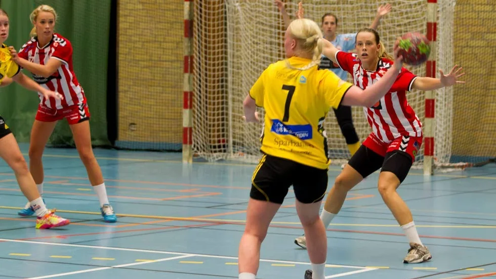 FOKUS. Frida Axell och Stina Andersson följer bollen med blicken. De förde sitt VHF till seger mot Göksten i handbollstvåan. I bakgrunden syns målvakten Helena Present som gjorde flera avgörande räddningar – trots nackspärr.