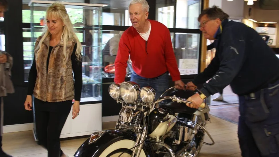 En av motorcyklarna från Motala Motormuseum rullas in.