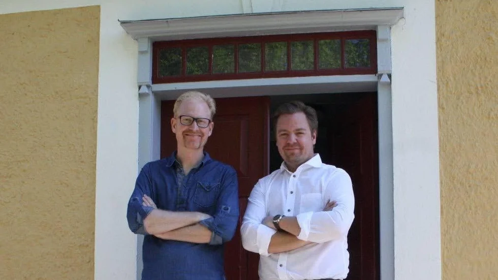 HAMNPIREN. Martin Lindström och Mattias Jansson i entrén vid nya sommarbutiken.