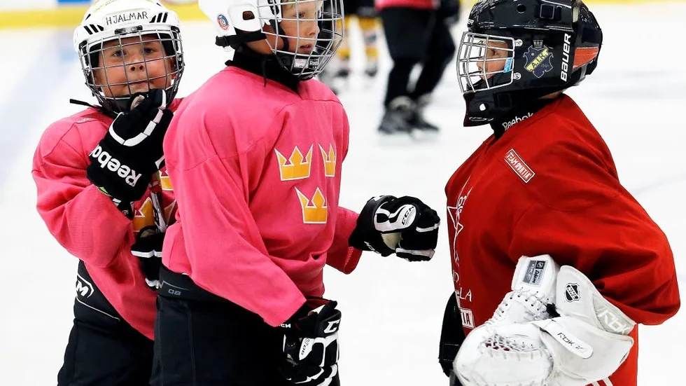 Målvakten Dexter Karlborg tränar fyra ispass varje dag under hockeyskolan. Målvakterna har ett extrapass per dag.