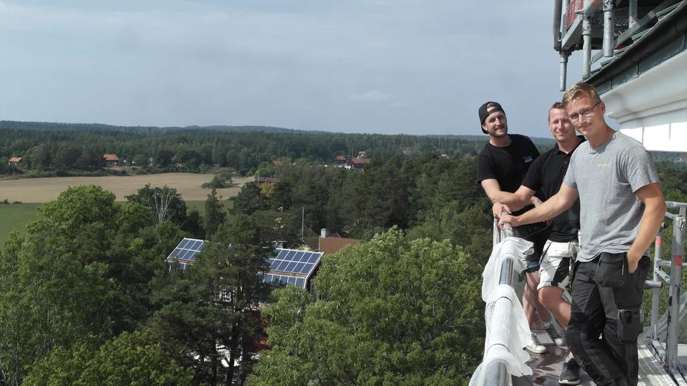 Sommaren 2022 genomförs en stor renovering av fasaden på Lofta kyrka. Pierre Pettersson och Anton Wahlström från Björklunds Fasad & Måleri tillsammans med David Liljegren, fastighetsskötare vid Norra Tjusts pastorat har arbetat med renoveringen.