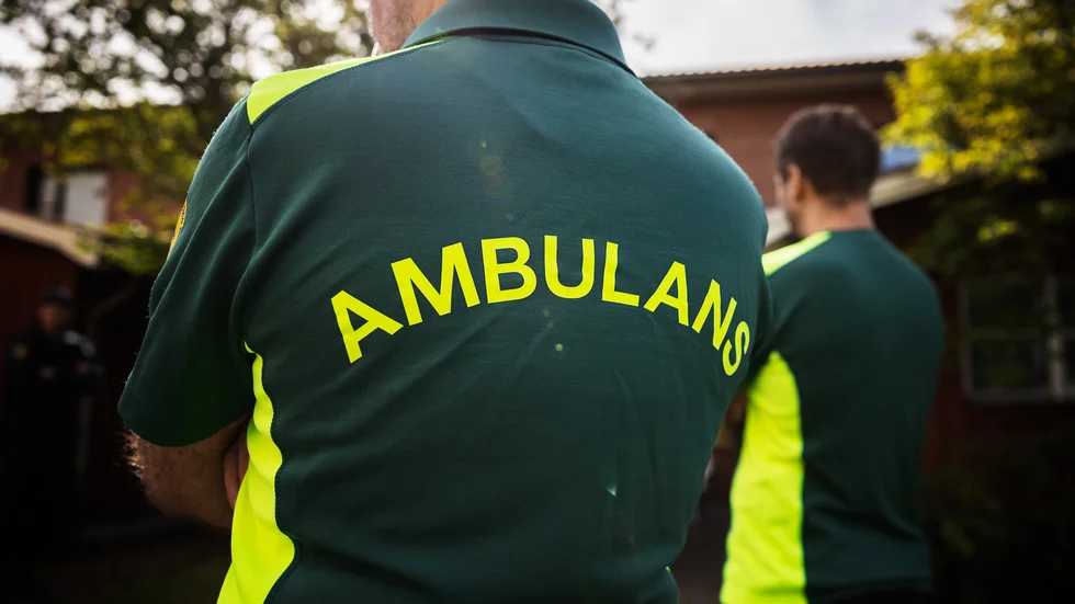 En man fick åka med ambulans till sjukhus efter att ha fallit ner i en grop. 