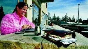 En talade bild om Pernilla Wiberg vardag. På bordet ligger hennes almanacka som är fulbokad sex månader framåt. Till vänster som den står en baby-watch
som håller ett vakande öga på sonen Axel som sover middag på ett av hotellrummen. Då passar Pernilla på att arbete lite vid datorn.
Foto: FREDRIK JONSON