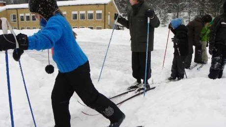 Jonna Kuronen är startklar för att köra i tävlingsspåret som  går ute på ängen utanför skolområdet.