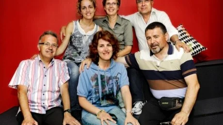 Ses igen i oktober i Spanien gör, sittande från vänster, Camil Villanueva, Maria Santamaria och Victor Esgueva, samt, stående från vänster, Cristina Arnau, Gunilla Källberg och Oscar Dávila. De båda sistnämnda är spansklärare på Ellen Key-skolan.
Foto: Sara Winsnes