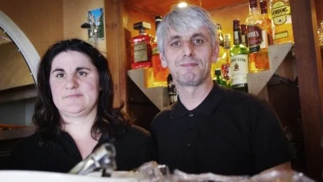 Hazir "Hasse" Gabbrica och hans hustru Gjyle tycker det känns spännande att ha öppnat en egen krog i före detta A la Onkel vid Skogshagaskolan.
Foto: Staffan Eliasson