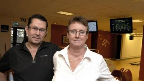 Per och Marie Carlsson driver Gamleby bowlinghall. De satsade fyra miljoner på att köpa idrottshallen och bygga ut till åtta banor, en lyckad investering.