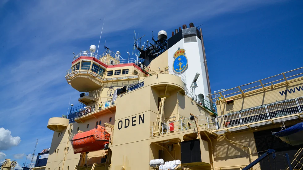 "Det är i stor utsträckning Odens förtjänst att svensk polarforskning är världsledande idag. Men isbrytaren är snart 35 år gammal och under kommande mandatperiod måste beslut tas om att ersätta henne", skriver 