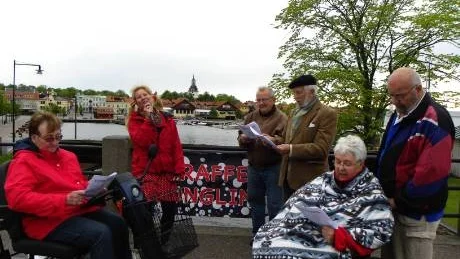 Lena Dur Högnelid är ute på sångvandring för att samla in pengar till neurologiskt handikappades riksförbund (NHR). På måndagskvällen blev det stopp i Västerrvik och de som hörsammat uppropet är Gudrun Johansson, till vänster, Harry Eriksson, ordförande i NHF, Edvard Gortzak och Inger och Lennart Liffner.