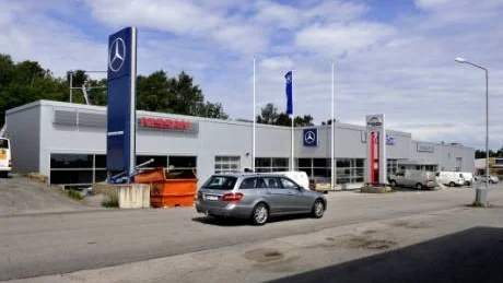 I en helt ny, moderniserad skepnad har nu Holmström Bil AB i Västervik rest sig ur askan efter storbranden för nästan exakt ett år sedan. På fredagen invigs de om-och tillbyggda lokalerna.Foto: Anders Steiner
