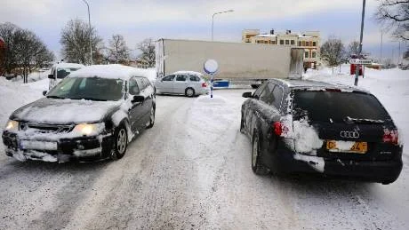 Det finska ekipaget kom efter bärgning bara några hundra meter ut till Slottsholmsleden innan det fastnade på nytt med släpet tvärs öve vägbanan.