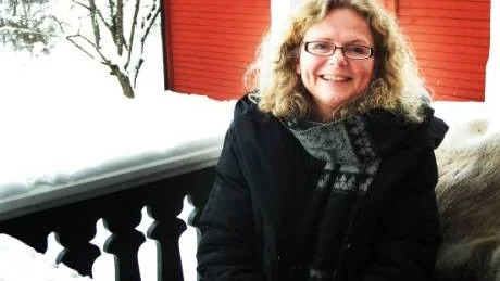 Ann-Catrine Leicht på verandan till den gamla herrgårdsbyggnaden på Trästad som sedan i höstas är deras bostad.