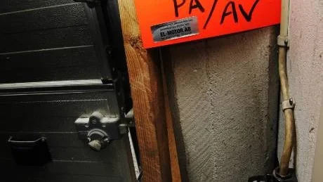Insidan av garageporten och väggen intill fick omfattande skador.
