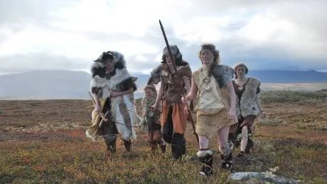 I första avsnittet av "Sveriges historia" får vi möta Sveriges första invånare, som var nomader och jägare.Foto: TV 4
