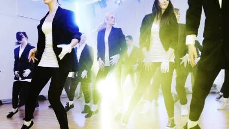 Här dansar en grupp till låten Smooth Criminal med Michael Jackson.Foto: Ellen Kindstrand