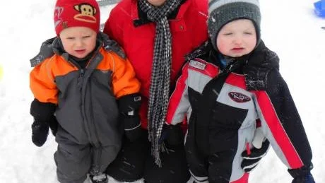 Barnskötare Gith Walett har  återanställts på Västrums föräldraförenings förskola i Västrum. Här leker hon i snön med Alvar Pettersson Ågren, till vänster, och Leo Fristedt.