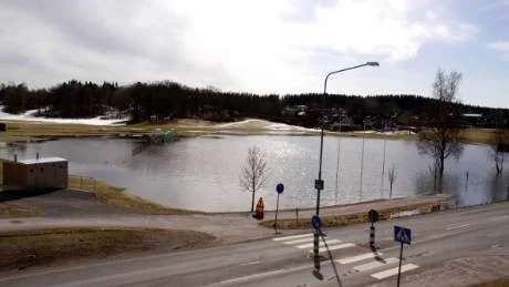 Sänkor på fält och åkrar vattenfylls just nu av vårfloden. Så här ser det ut på Ernebergsfältet i Gamleby, där gångbanan längs fotbollsplanen försvinner rakt ned i vattnet... Foto: Leif Pettersson