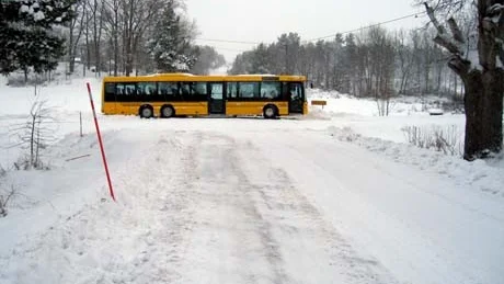Bussen har fastnat tvärs över vägen och stoppar trafiken. Bilden är tagen från Äskestockshållet.