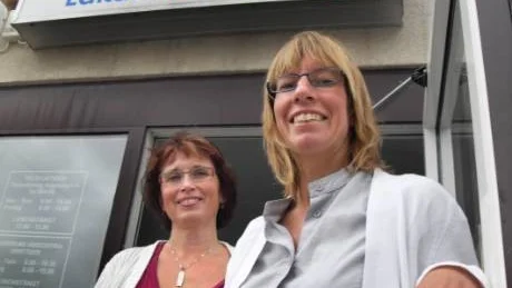 Både landstingsrådet Gudrun Brunegård och verksamhetschefen Anna Hertin tror på Ankarsrum hälsocentral, trots att det kan bli svårare med resurstilldelningen.