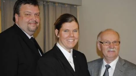 Från vänster ses Mikael Wårhem, Annie Wårhem samt den anställde Lars Lindvall, som från begravingsbyråns kontor i Västervik kommer att jobba i hela norra kommundelen. Foto: Kjell-Arne Karlsson