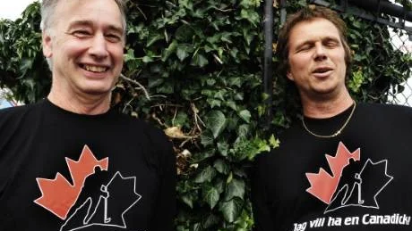 Ambitiösa styrelsemedlemmar. Rolf Björkgren och Christer Danesten i nya t-shirten. "Jag vill ha en Canadick". VIK:s målsättning är att i oktober värva en spelare från Kanada.Foto: Karin Hertz