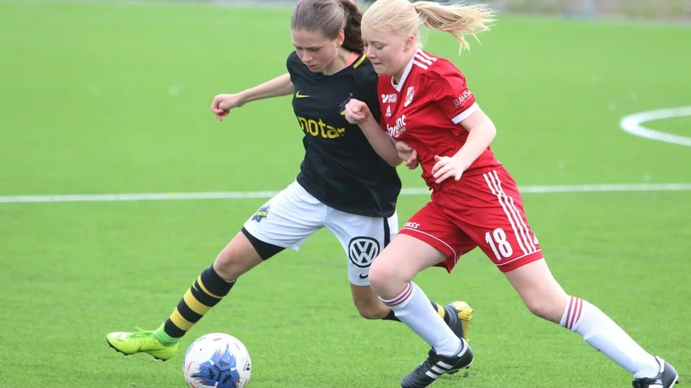 Håbo FF träningsspelade mot AIK inför Gothia Cup. Här trycker Thelma Thorsell Forslund till.