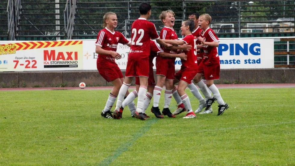 Wilmer Weidsten i mitten blir hyllad av lagkamraterna.