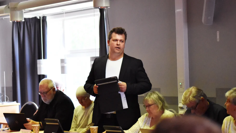 Petter Hultdin (bilden) ville ha och fick svar av Menis ordförande Roger Oskarsson.