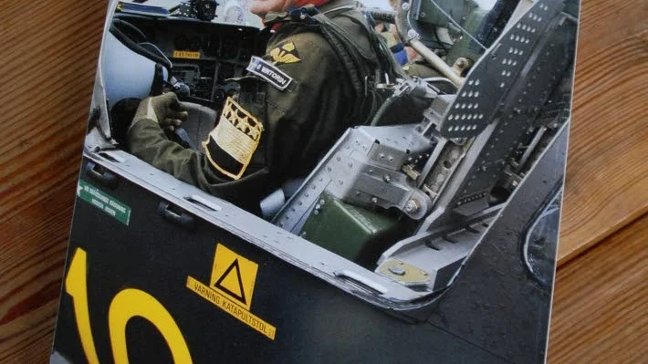 Owe Wiktorin var ÖB åren 1994–2000. Det här fotot utgör baksida till den minnesbok som den före detta jaktflygaren fick vid sin pensionering. Sista flygturen skedde 7 juni 2000 i en SK 60. Passagerare (utanför bild) var inte Thomas di Leva – utan snarare försvarsminister Björn von Sydow.