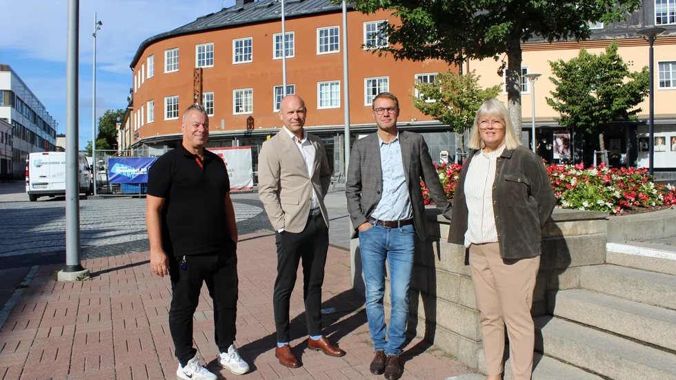 Jens Nordin, Johan Malmberg, Tobias Lundin och Ulrika Jeansson framför byggnaden, som syns i bakgrunden, där servicekontoret ska öppna, i gamla Swedbanks lokaler.