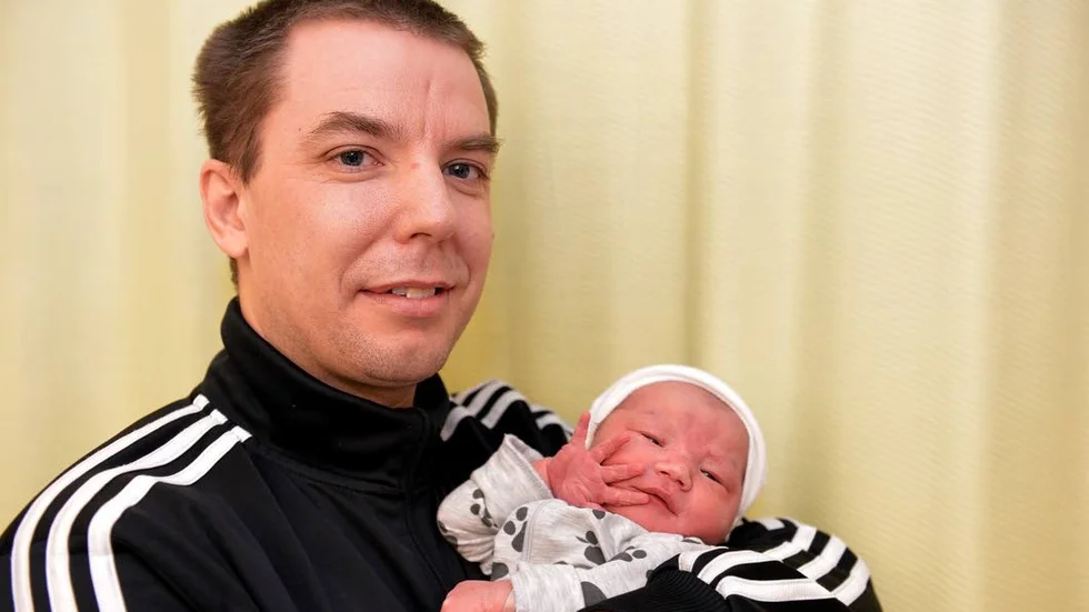 Stolt pappa. Elly Ringström föddes några timmar efter att klockorna ringde in det nya året. Pappa Stefan Ringström ser fram mot en spännande framtid som förälder.