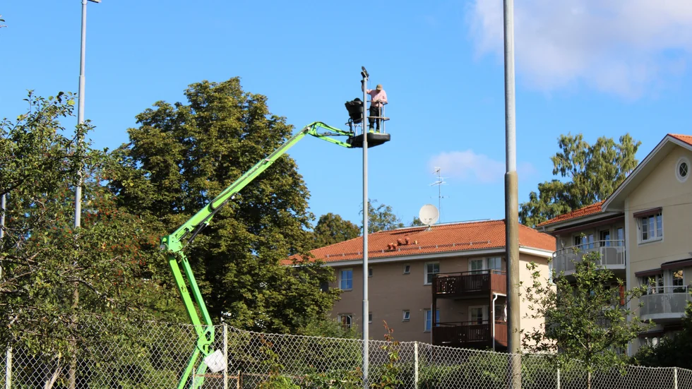 På grund av gamla lampor drar belysningen mycket el. Nu byts lamporna ut för att minska de höga elkostnaderna.