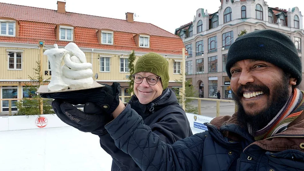 Fjolårsmästare. Benny Ekman och Ermias Ekube ska snart försvara mästartiteln i  snöskulpturtävlingen i Kiruna. Förra året vann de både juryns och publikens pris. I år gestaltar de Eva och ormen. Här visar de en liten modell av skulpturen.