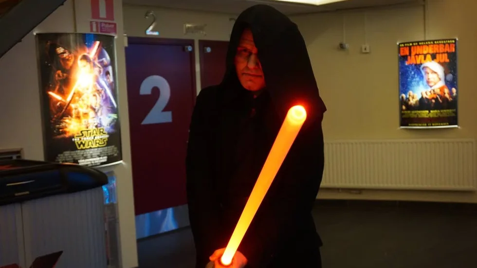 Rado för kamp. Björn Sundvall kom utklädd till Darth Sidious. Lasersvärdet är egentillverkat.