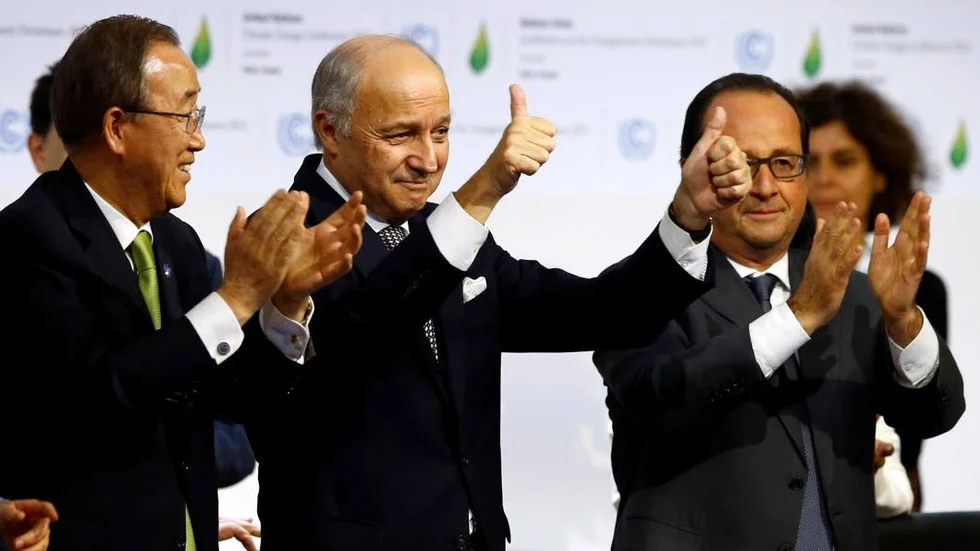 Överens. FN:s generalsekretare Ban Ki-moon, Frankrikes utrikeminister Laurent Fabius och Frankrikes president Francois Hollande firar att klimatavtalet är klart.