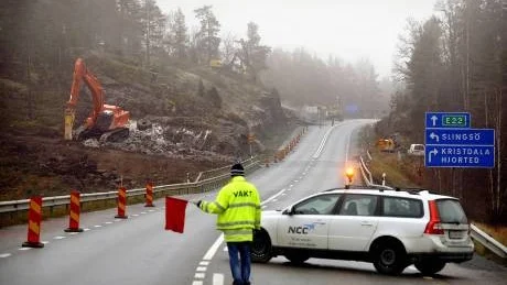 5 000 kubikmeter berg måste tas bort för den nya E22-bron vid Botorpsström söder om Västervik. Arbetet innebär en svår balansgång eftersom man inte vågar spräng alltför nära bron. I stället får man bila bort berget.
