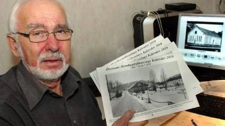Björn Nyström visar 2010 års almanacka, som hembygdsföreningen i Överum börjar att sälja på söndag i samband med årets julmässa