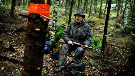 Pyrschjakt innebär att skytten redan innan det ljusnar sätter sig på pass på ett lämpligt ställe. Där sitter man sedan tyst och blickstilla och väntar i flera timmar, som Jan-Erik Gustavsson här på bilden.