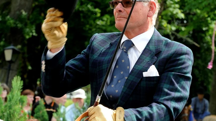 Björn Synnerstad lyfter på hatten när publiken applåderar. Han sitter på en vagn importerad från Polen. Dragdjuret är korsningsponnyn Devito. Foto: Anders Steiner