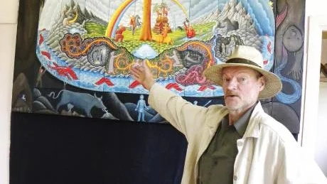 Konstnären Thorolf Darje visar spännande föreställningar i denna vecka i Konsthallen Drakvillan i Ankarsrum. Här visar han tavlan  på världen med Ygdrasilträdet i centrum.