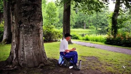 Det vimlar av människor i Bruksparken i Ankarsrum, men Jan Johansson från Hedemora har hittat en lugn plats under ett träd vid vattnet där han tar en paus från springandet.