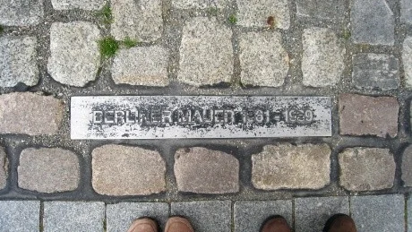 I dagens Berlin kan vi se var muren gick. I gatan finns minnesplaketter och en sträng med gatstenar som löper i murens spår.