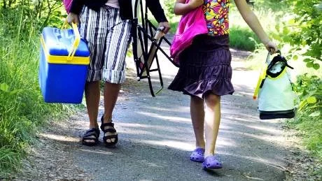 Katrin Blomquist, fritidsledare, och Karolin Gunnarsson, 10 år, är på väg till stranden. Karolin är enda tjejen för dagen. Hon tycker inte att det gör något, men medger att det hade varit kul med några tjejer till.